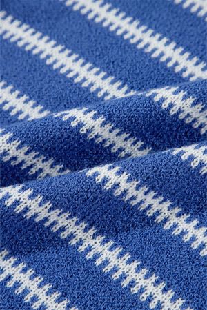 Дамски свободен пуловер на райе в синьо и бяло