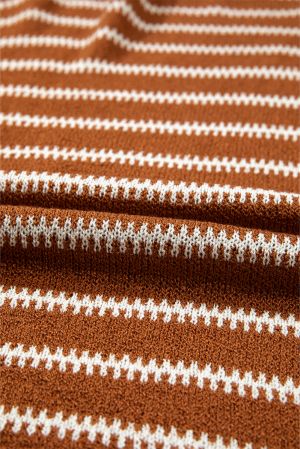 Дамски свободен пуловер на райе в кафяво и бяло