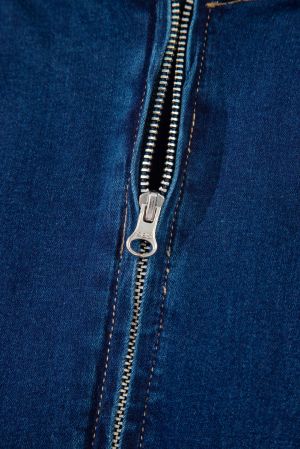 Дамска къса дънкова рокля в синьо без ръкави, с цип