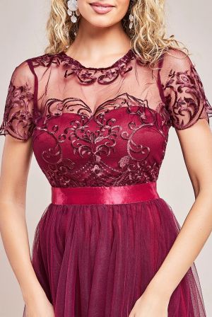 Дамска дълга рокля в цвят бордо от тюл с бродирана горна част и сатенен колан