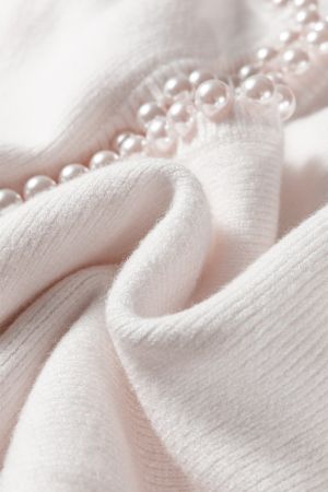 Дамска жилетка в бяло с перлени детайли