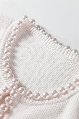 Дамска жилетка в бяло с перлени детайли