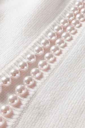 Дамска жилетка в бяло с перлени детайли