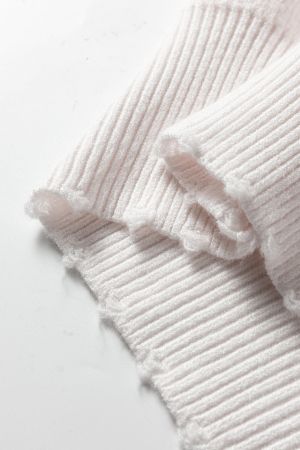 Дамска жилетка в бяло с перлени детайли