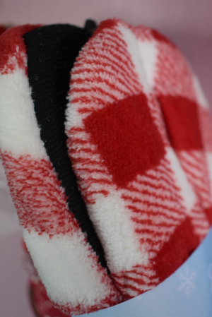 Пухкави пантофи на каре в червено и бяло