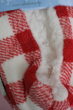 Пухкави пантофи на каре в червено и бяло