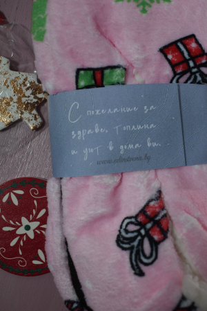 Коледни пухкави пантофи в розово с ефектен принт