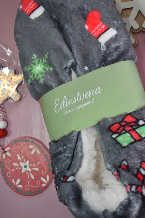 Коледни пухкави пантофи в сиво с ефектен принт