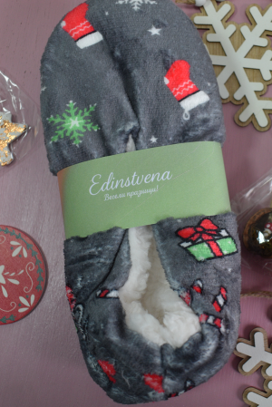 Коледни пухкави пантофи в сиво с ефектен принт