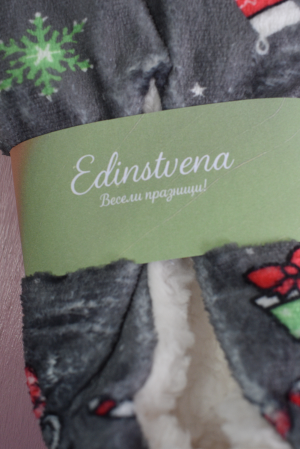 Коледни пухкави пантофи в сиво с ефектен принт