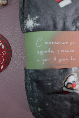 Коледни пухкави пантофи в сиво с ефектен принт