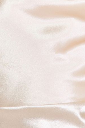 Дамска дълга сатенена рокля GODDIVA в цвят шампанско с паднало деколте и ефектен гръб - официална вечерна рокля