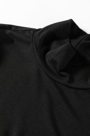 Дамско черно вталено поло от еластична материя