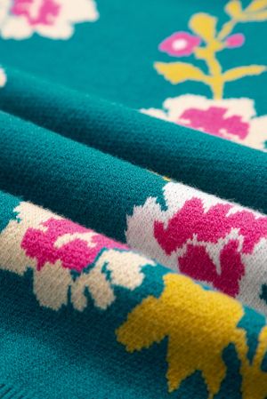 Дамски пуловер в тюркоазено с къс ръкав и цветен принт