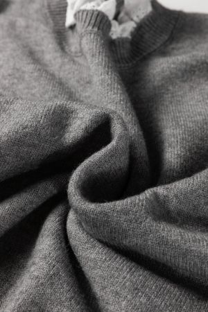 Дамски сив пуловер с бродирани детайли и златисти копчета