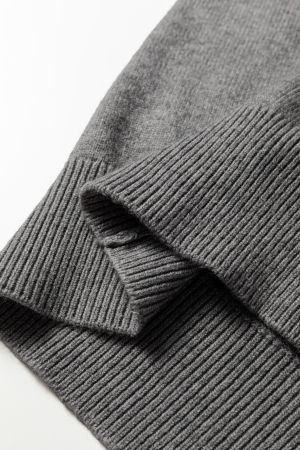 Дамски сив пуловер с бродирани детайли и златисти копчета