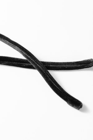 Дамски бляскав кадифен панталон в черно с връзки при талията