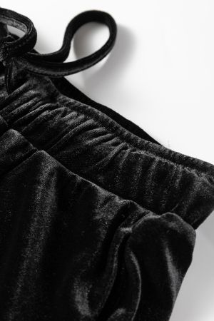 Дамски бляскав кадифен панталон в черно с връзки при талията