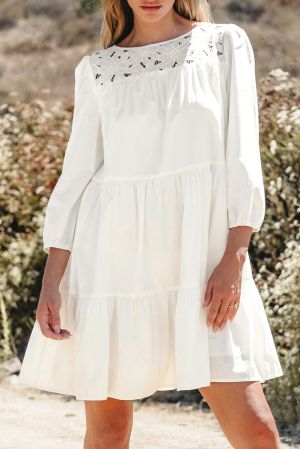 Дамска рокля в бяло с дълъг ръкав и бродерия