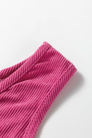 детайл на кадифен плат розова рокля