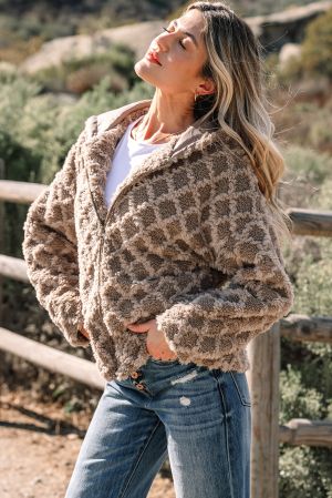 страничен изглед бежово яке с качулка