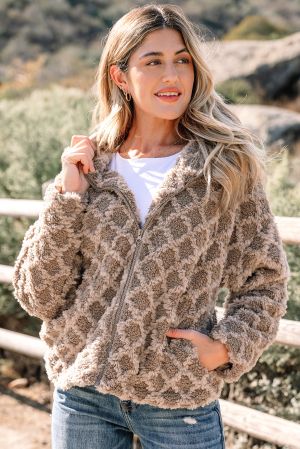 пухкаво яке с качулка бежов цвят ежедневна визия