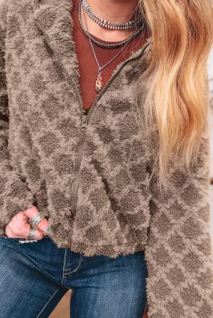 пухкаво дамско яке в бежово