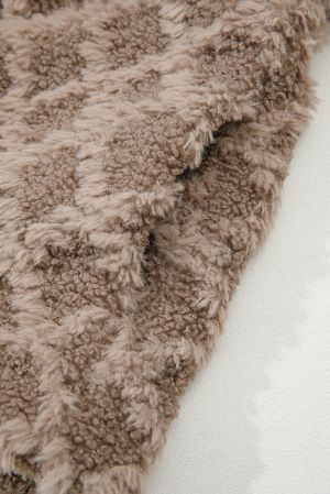 Дамско пухкаво бежово яке с качулка и цип