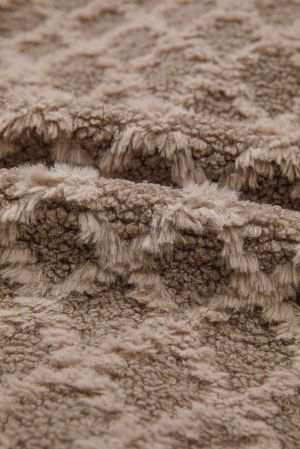 детайл релеф пухкава материя бежово яке