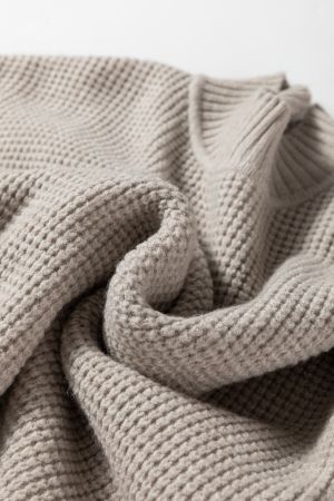 Дамски пуловер в бежово с контрастни ръкави с принт