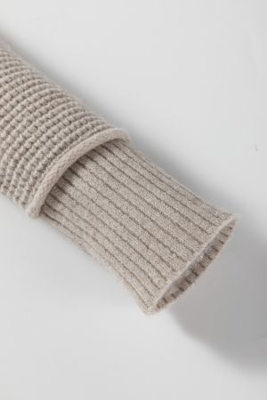 Дамски пуловер в бежово с контрастни ръкави с принт