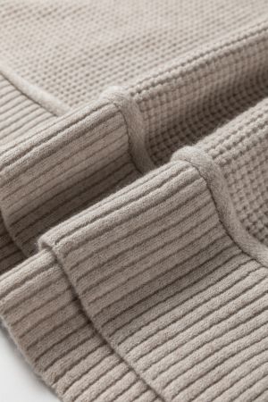 Дамски пуловер в бежово с контрастни ръкави с принт