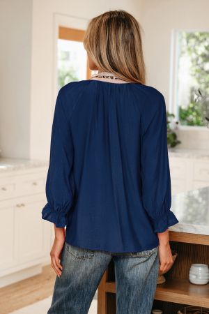 Дамска тъмносиня блуза с V-образно деколте и декоративен кант