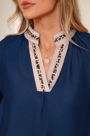 Дамска тъмносиня блуза с V-образно деколте и декоративен кант