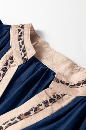 Дамска тъмносиня блуза с V-образно деколте и декоративен кант