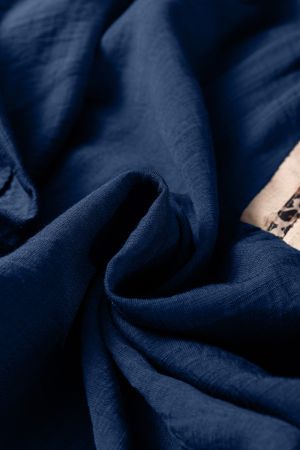 Дамска тъмносиня блуза с V-образно деколте и декоративен кант