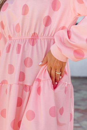 Дамска розова рокля на точки с дълъг ръкав и свободен силует