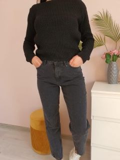 Пуловер с обло деколте в черен цвят