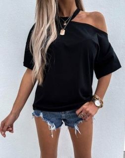 Дамска тениска в черно с голо рамо