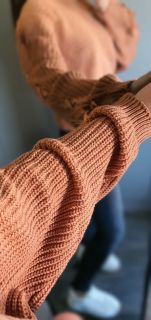 Дамски пуловер с връзки в цвят охра