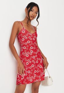 Червена дамска рокля на цветя
