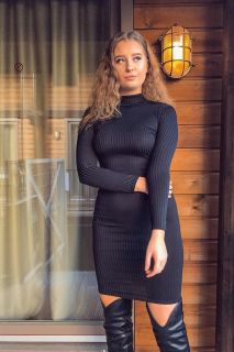 Черна рипсена рокля с поло яка и средна дължина