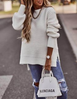 Атрактивен дамски пуловер в бяло