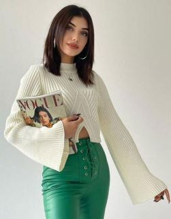 Къс ефектен пуловер в бяло