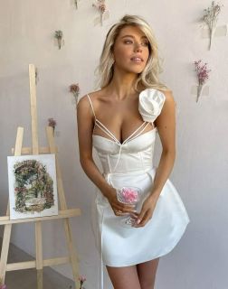 Елегантна дамска рокля в бяло