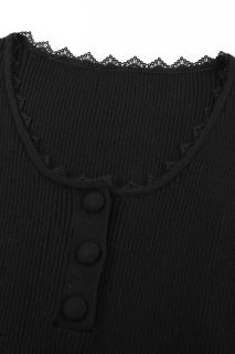 Дамска блуза в черно с ефектно деколте с копчета