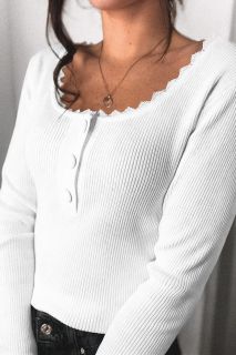 Дамска блуза в бяло с ефектно деколте с копчета