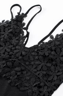 Дамски топ в черно с бродирани цветя