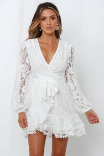 Дамска къса дантелена рокля в бяло
