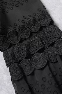 Дамска блуза в черно с ефектни ръкави с бродерия
